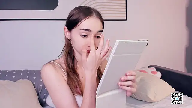 PollyBeev online show from 09/19/25, 09:00