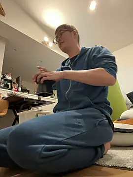 Snapshot of kensnb chatting on 11/19/25, 08:31 kensnb online show from 11/19/25, 08:31