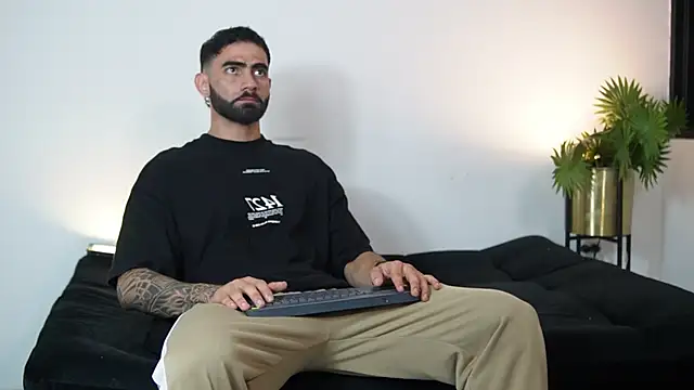 Snapshot of Austin_bolt chatting on 10/13/25, 01:16 Austin bolt online show from 10/13/25, 01:16