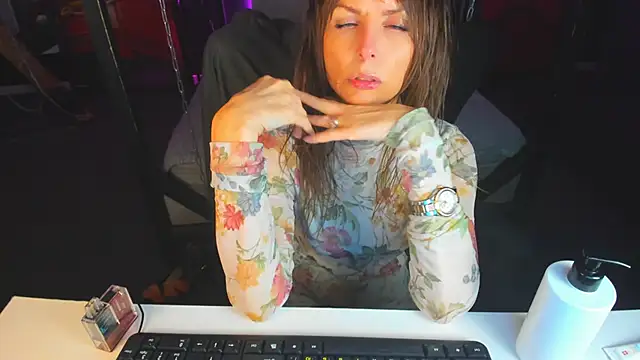Snapshot of Elizabe_th chatting on 03/10/25, 06:59 Elizabe th online show from 03/10/25, 06:59