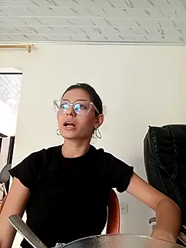 Snapshot of Ary-18 chatting on 09/20/25, 01:56 Ary-18 online show from 09/20/25, 01:56