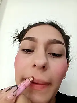 Snapshot of Ary-18 chatting on 10/07/25, 02:14 Ary-18 online show from 10/07/25, 02:14