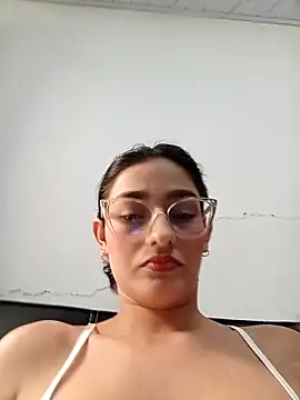 Snapshot of Ary-18 chatting on 10/09/25, 02:15 Ary-18 online show from 10/09/25, 02:15