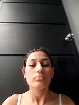 Snapshot of Ary-18 chatting on 10/17/25, 01:35 Ary-18 online show from 10/17/25, 01:35