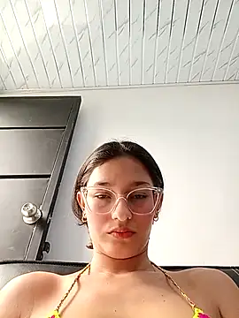 Snapshot of Ary-18 chatting on 10/21/25, 01:45 Ary-18 online show from 10/21/25, 01:45