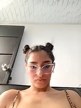 Snapshot of Ary-18 chatting on 10/25/25, 01:40 Ary-18 online show from 10/25/25, 01:40