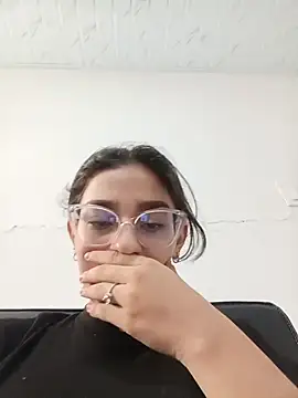 Snapshot of Ary-18 chatting on 10/27/25, 01:26 Ary-18 online show from 10/27/25, 01:26