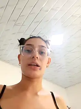 Snapshot of Ary-18 chatting on 11/06/25, 01:56 Ary-18 online show from 11/06/25, 01:56