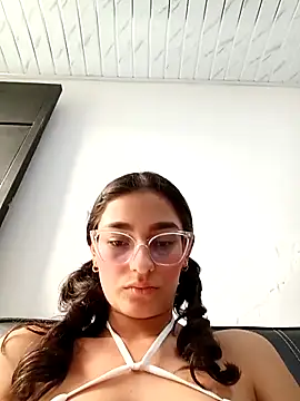 Snapshot of Ary-18 chatting on 11/11/25, 01:33 Ary-18 online show from 11/11/25, 01:33