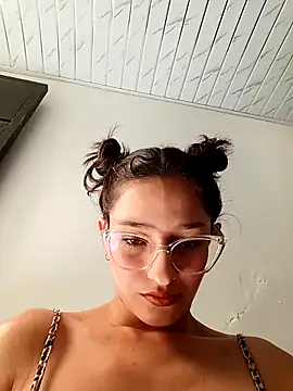 Snapshot of Ary-18 chatting on 11/12/25, 07:35 Ary-18 online show from 11/12/25, 07:35