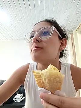 Snapshot of Ary-18 chatting on 11/27/25, 02:30 Ary-18 online show from 11/27/25, 02:30