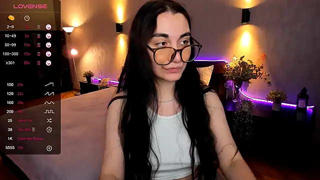 hannacheekss  online show from 12/03/24, 10:17