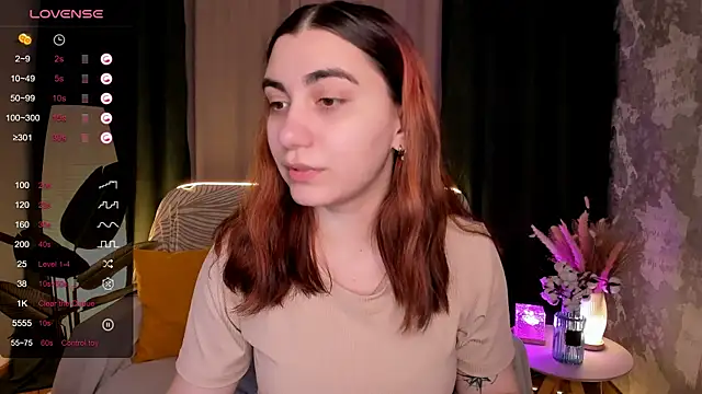 Snapshot of hannacheekss_ chatting on 11/19/25, 02:11 hannacheekss online show from 11/19/25, 02:11