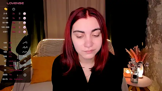 Snapshot of hannacheekss_ chatting on 11/25/25, 02:00 hannacheekss online show from 11/25/25, 02:00