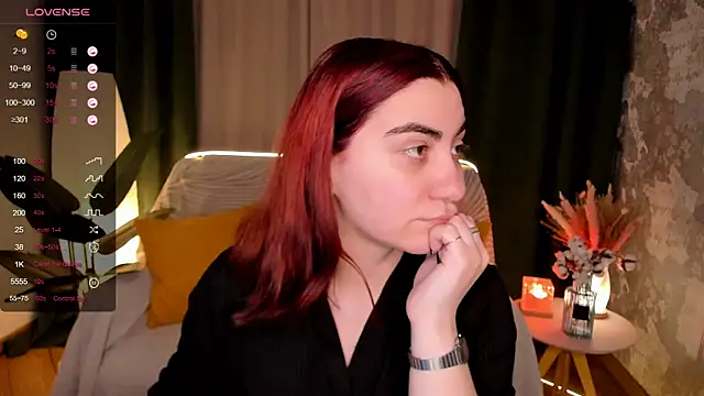 Snapshot of hannacheekss_ chatting on 12/03/25, 02:08 hannacheekss online show from 12/03/25, 02:08