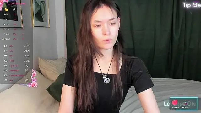 Snapshot of Emily_Strikeee chatting on 11/06/25, 10:05 Emily Strikeee online show from 11/06/25, 10:05