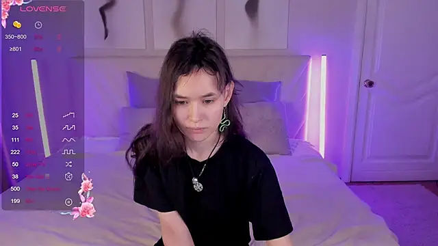 Snapshot of Emily_Strikeee chatting on 11/28/25, 10:18 Emily Strikeee online show from 11/28/25, 10:18