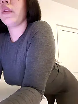 Snapshot of leeya_lee chatting on 02/05/25, 01:58 leeya lee online show from 02/05/25, 01:58