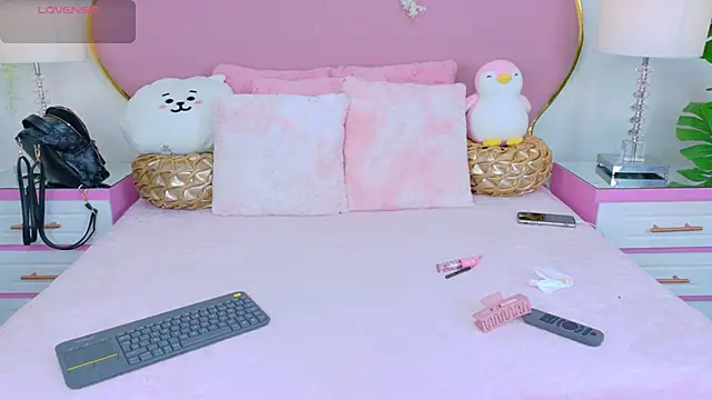 NahiaraReina online show from 10/21/25, 01:01