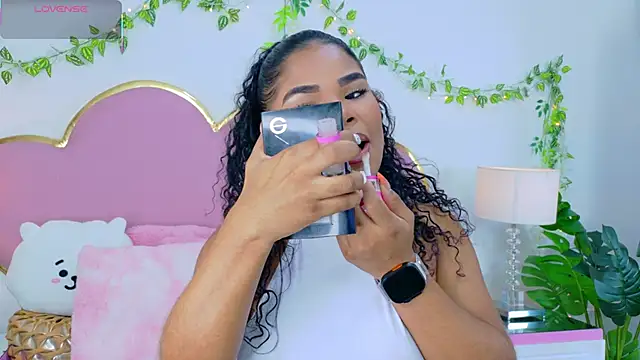 NahiaraReina online show from 10/25/25, 01:18