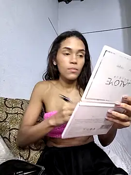 Snapshot of Cositarica_69 chatting on 09/24/25, 03:43 Cositarica 69 online show from 09/24/25, 03:43