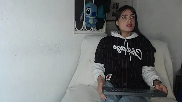 Snapshot of skinny_sweet2411 chatting on 10/13/25, 09:26 skinny sweet2411 online show from 10/13/25, 09:26