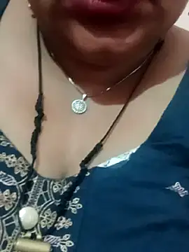 Snapshot of seemi_bhabhi chatting on 03/05/25, 01:52 seemi bhabhi online show from 03/05/25, 01:52