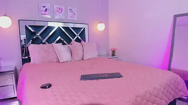 Snapshot of ibella7 chatting on 12/05/25, 07:32 ibella7 online show from 12/05/25, 07:32