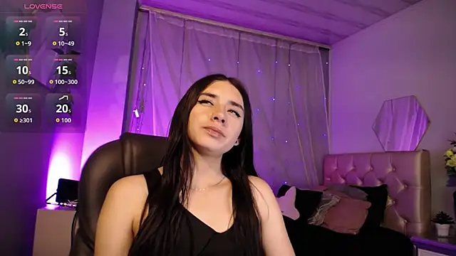 Snapshot of Kylie_golden chatting on 10/02/25, 02:02 Kylie golden online show from 10/02/25, 02:02