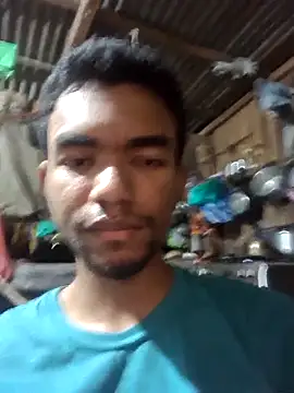 Snapshot of Reynold2608 chatting on 12/17/25, 11:44 Reynold2608 online show from 12/17/25, 11:44