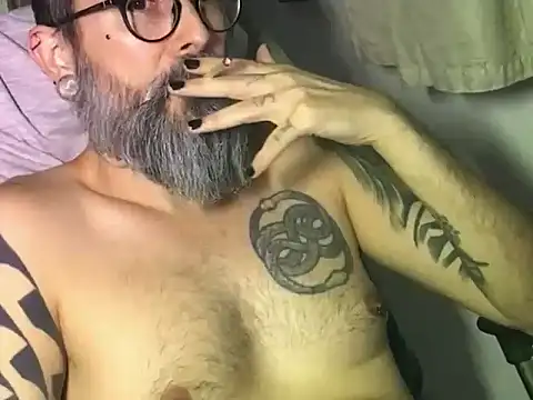 Snapshot of cabine103 chatting on 10/26/25, 02:17 cabine103 online show from 10/26/25, 02:17