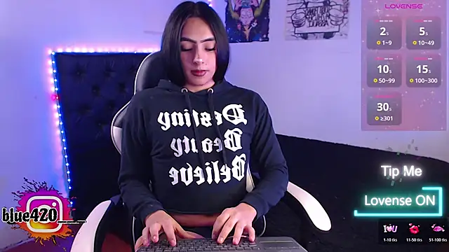 Skyler  blue4 online show from 11/13/25, 09:03