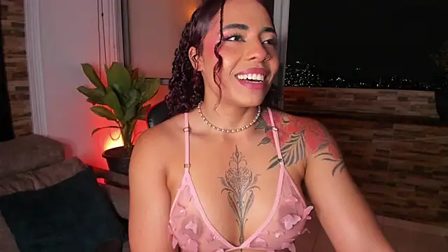 Snapshot of emilyfitness chatting on 12/15/24, 06:51 emilyfitness online show from 12/15/24, 06:51