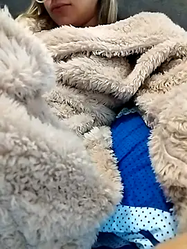 fofinhaa12 online show from 10/25/25, 01:40