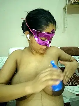 Snapshot of bigtitsqueen chatting on 10/28/25, 05:00 bigtitsqueen online show from 10/28/25, 05:00