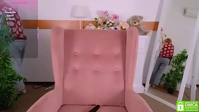 Snapshot of MirraBellanta chatting on 10/21/25, 09:59 MirraBellanta online show from 10/21/25, 09:59