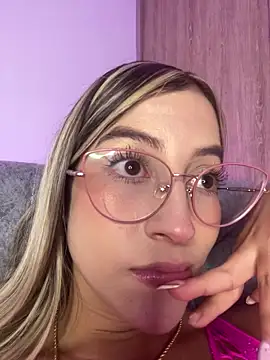 Issabela G1 online show from 10/15/25, 11:49