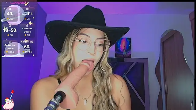 Snapshot of Issabela_G1 chatting on 12/17/25, 12:16 Issabela G1 online show from 12/17/25, 12:16