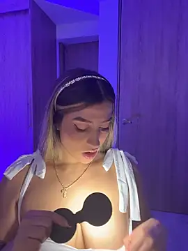 Snapshot of Issabela_G1 chatting on 02/18/26, 03:24 Issabela G1 online show from 02/18/26, 03:24