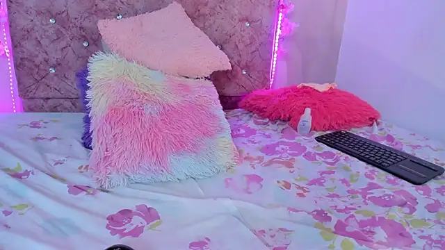 Snapshot of Bella__sweet chatting on 01/29/25, 09:39 Bella sweet online show from 01/29/25, 09:39