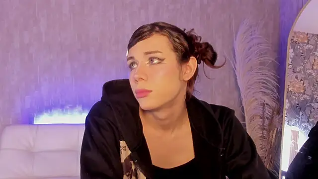 Snapshot of pixy_20 chatting on 11/18/25, 03:23 pixy 20 online show from 11/18/25, 03:23