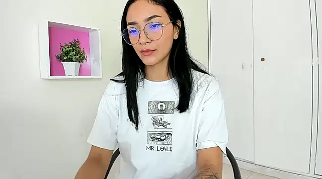 Snapshot of ASIAM_BRUNET chatting on 01/11/25, 01:11 ASIAM BRUNET online show from 01/11/25, 01:11