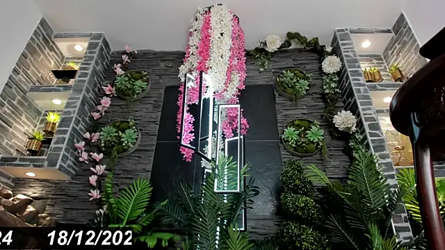 Eva Coluccy online show from 12/18/24, 04:28