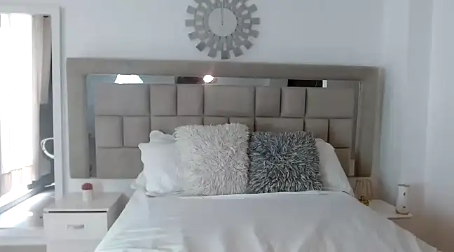 zoecruzz online show from 12/18/24, 02:17