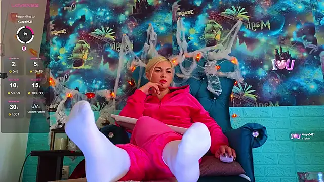 Snapshot of Snow_Goddess chatting on 10/17/25, 04:26 Snow Goddess online show from 10/17/25, 04:26