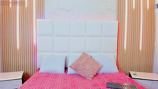 Iris Thompson  online show from 10/28/25, 04:27