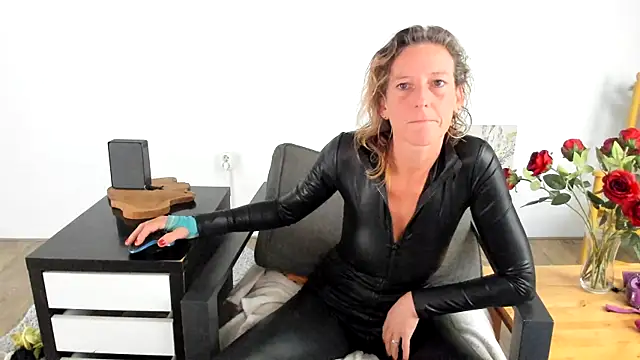 Snapshot of MendiPetite chatting on 10/06/25, 07:39 MendiPetite online show from 10/06/25, 07:39