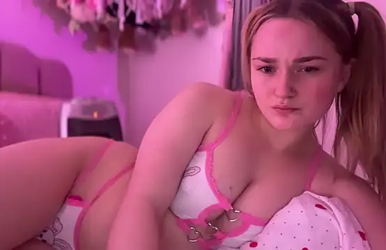 Snapshot of pinkie_piexx chatting on 02/14/25, 10:14 pinkie piexx online show from 02/14/25, 10:14