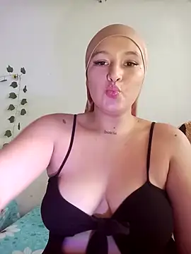 Snapshot of Celeste_camila18 chatting on 10/25/25, 04:24 Celeste camila18 online show from 10/25/25, 04:24