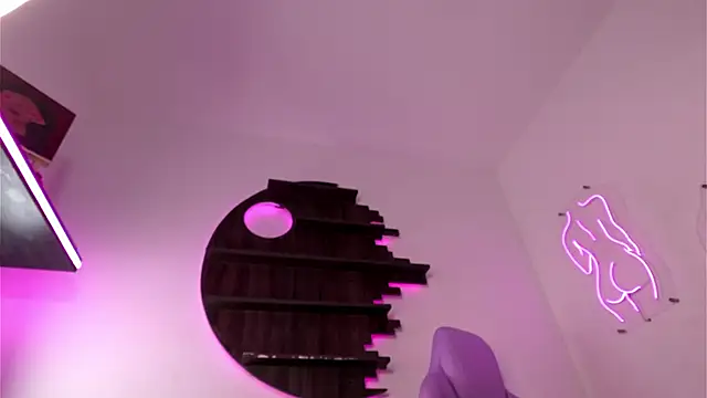 nicollefiorett online show from 12/18/24, 12:21